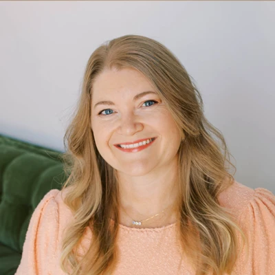 A headshot of Dr. Amanda Ulloa, a chiropractor at Kindred Family Chiropractic + Wellness.